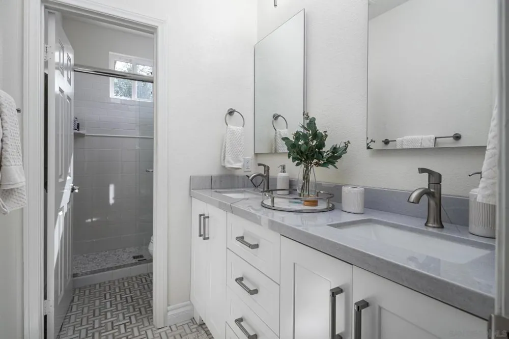 6302 Paseo Descanso Carlsbad, CA 92009