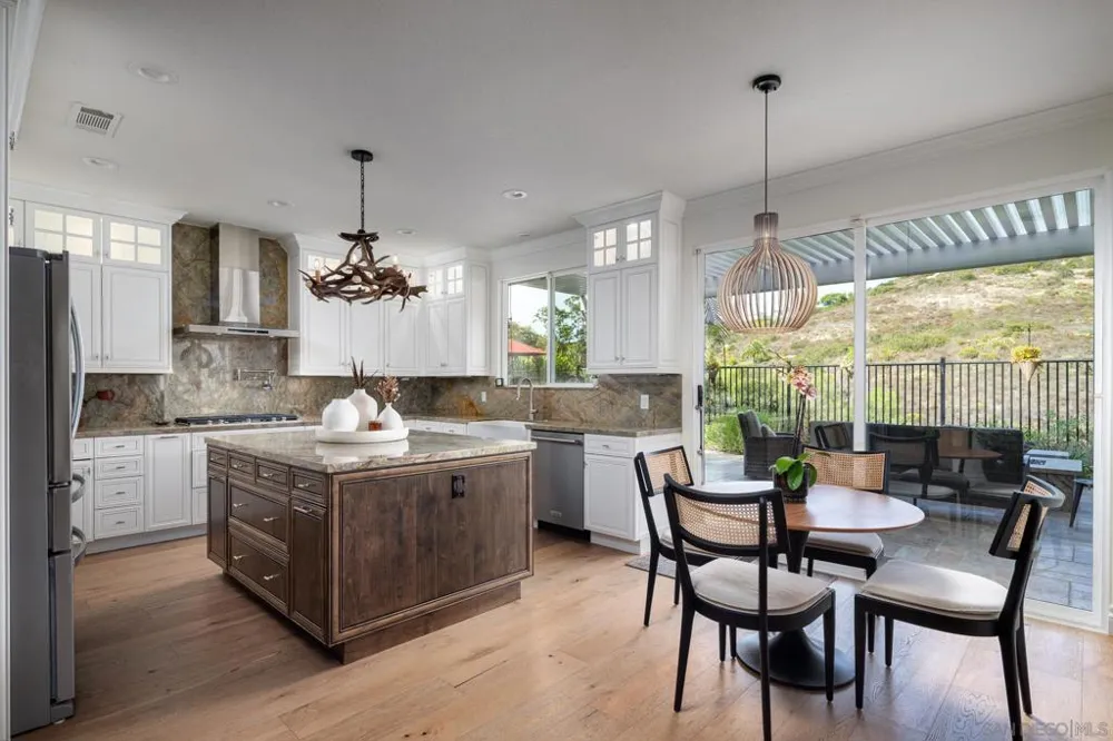 6302 Paseo Descanso Carlsbad, CA 92009