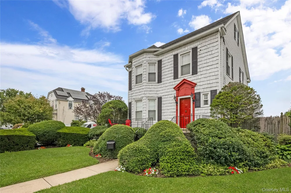 94 Fallwood Parkway Farmingdale, NY 11735