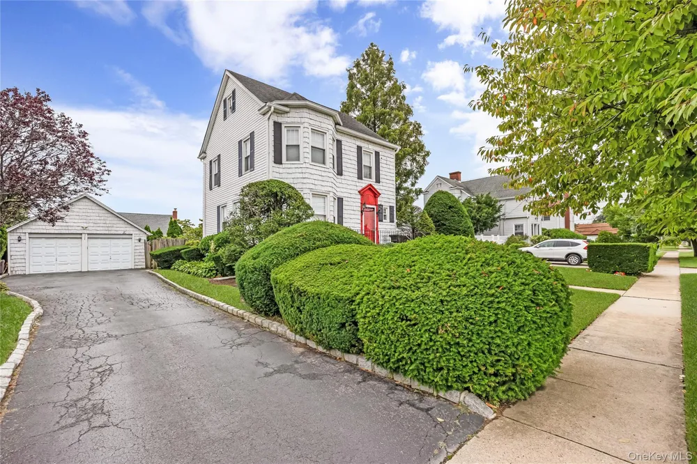 94 Fallwood Parkway Farmingdale, NY 11735