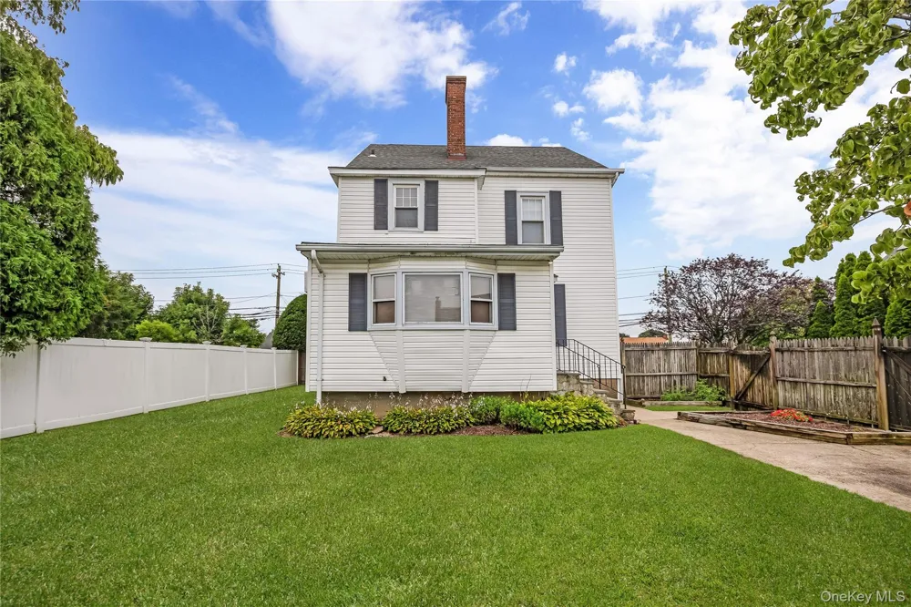 94 Fallwood Parkway Farmingdale, NY 11735