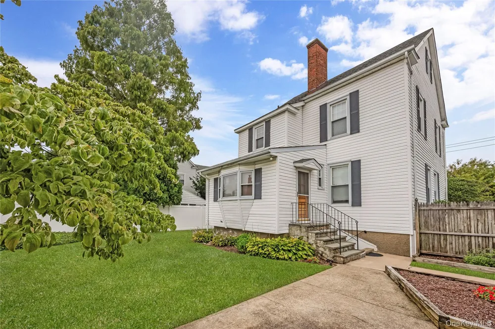 94 Fallwood Parkway Farmingdale, NY 11735