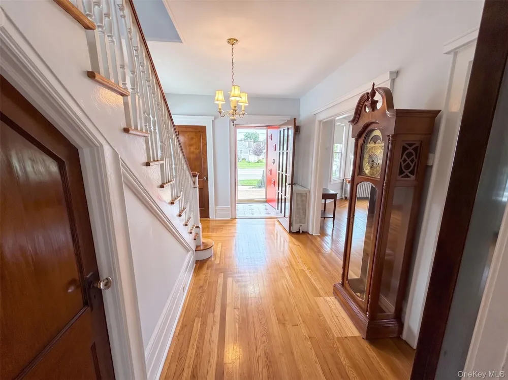 94 Fallwood Parkway Farmingdale, NY 11735