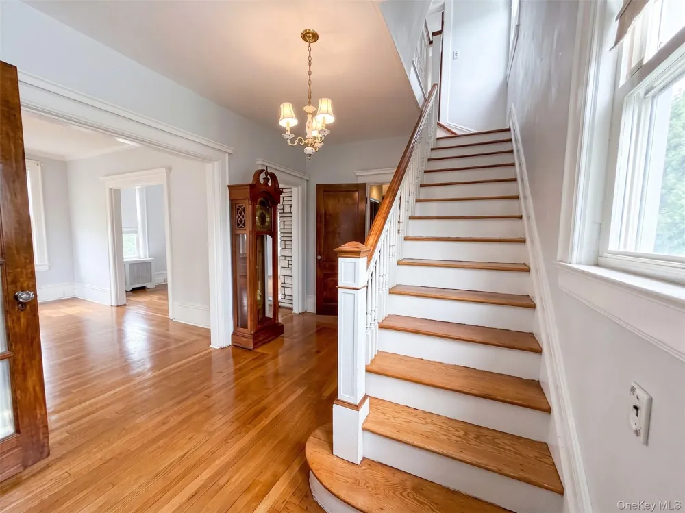 94 Fallwood Parkway Farmingdale, NY 11735