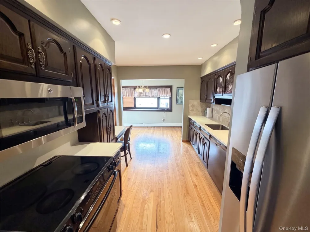 94 Fallwood Parkway Farmingdale, NY 11735