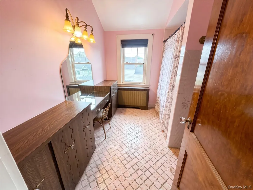 94 Fallwood Parkway Farmingdale, NY 11735