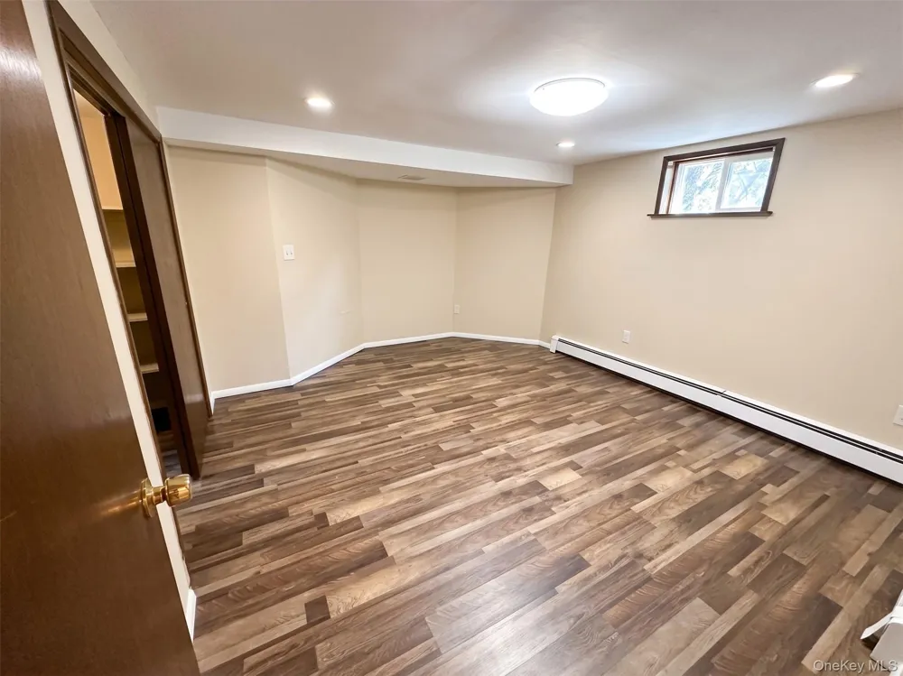 94 Fallwood Parkway Farmingdale, NY 11735