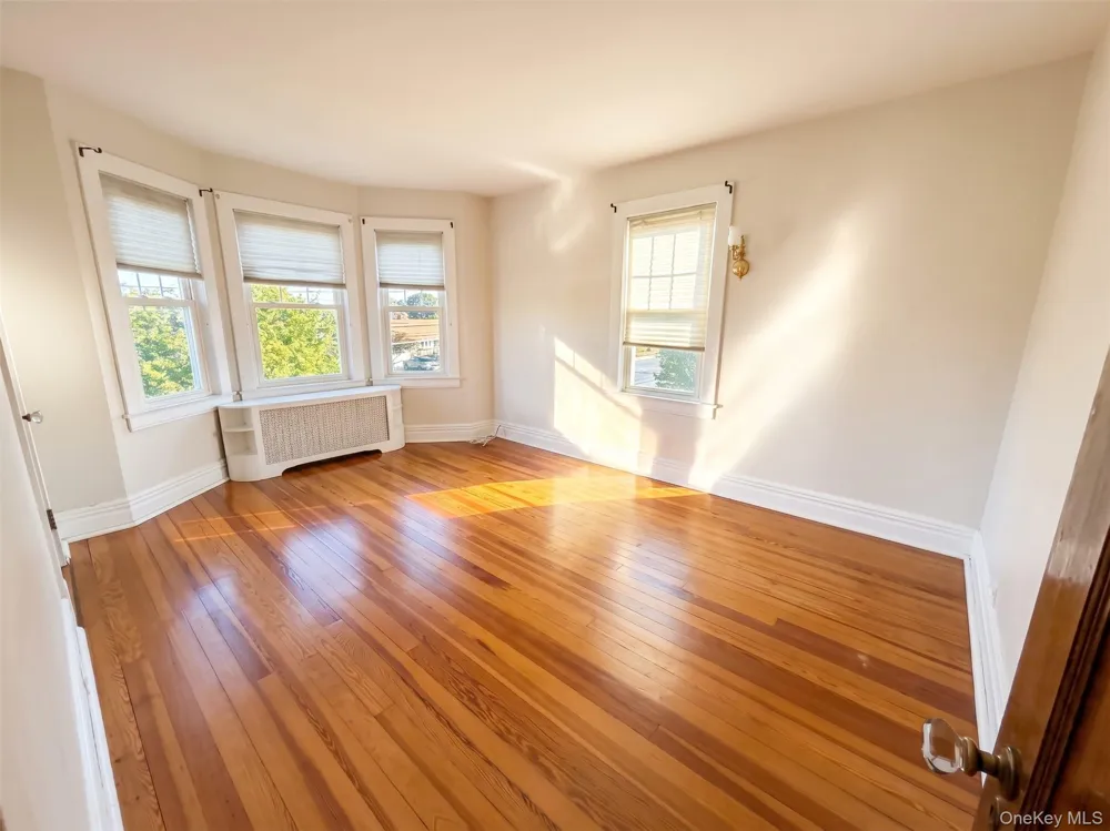 94 Fallwood Parkway Farmingdale, NY 11735