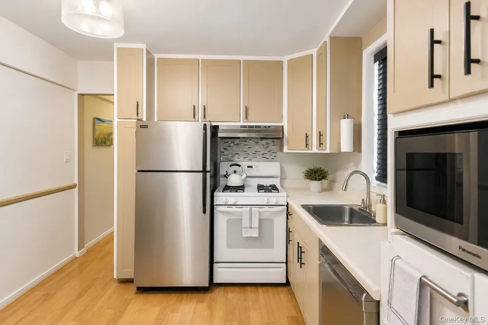 370 W Broadway #1D Long Beach, NY 11561