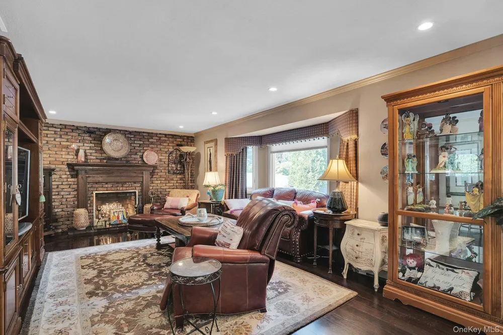 14 Tree Hollow Lane Dix Hills, NY 11746