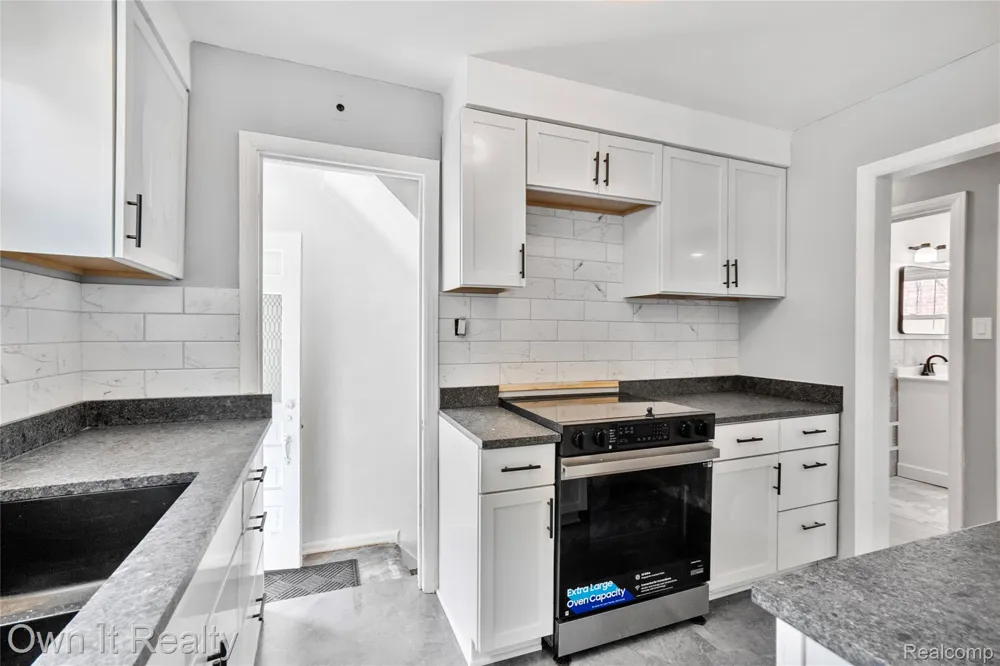 10031 Mercedes Redford Charter Township, MI 48239