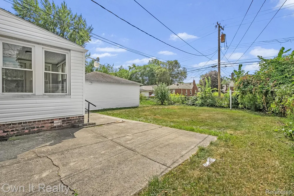 10031 Mercedes Redford Charter Township, MI 48239