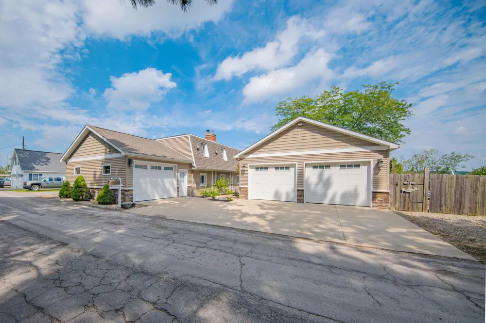 5065 Pine Drive Leoni Township, MI 49201