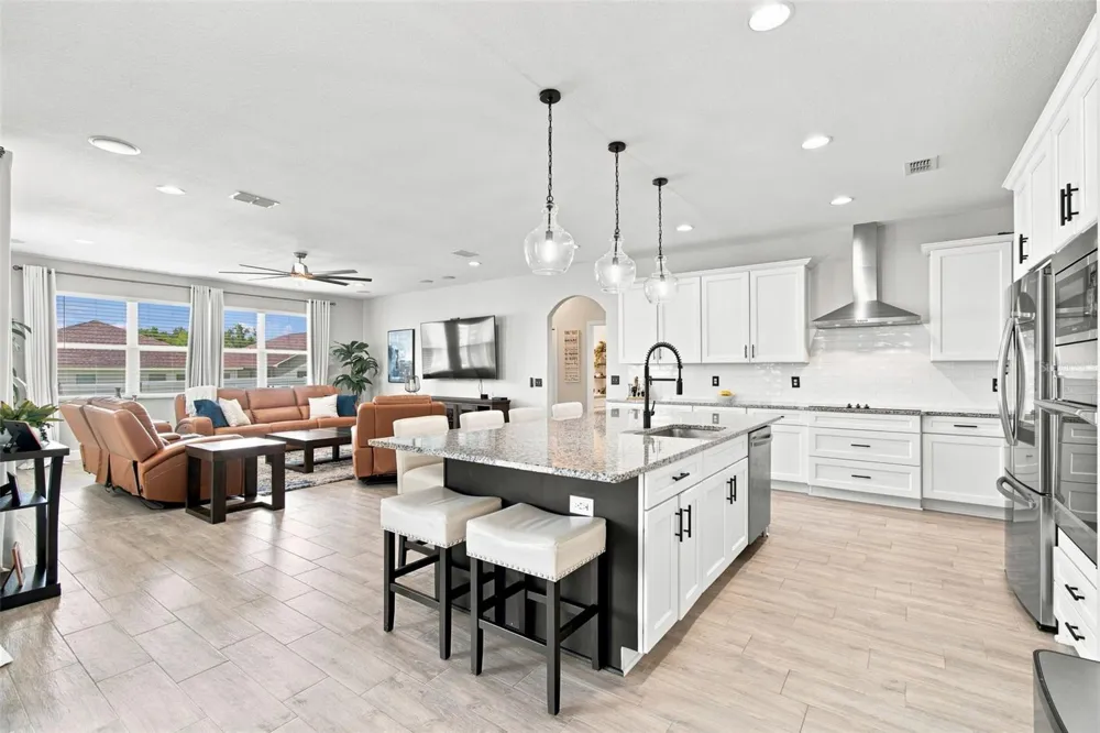 1072 WOODLAND OAKS DRIVE Lakeland, FL 33813