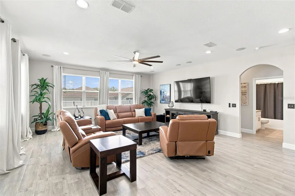1072 WOODLAND OAKS DRIVE Lakeland, FL 33813
