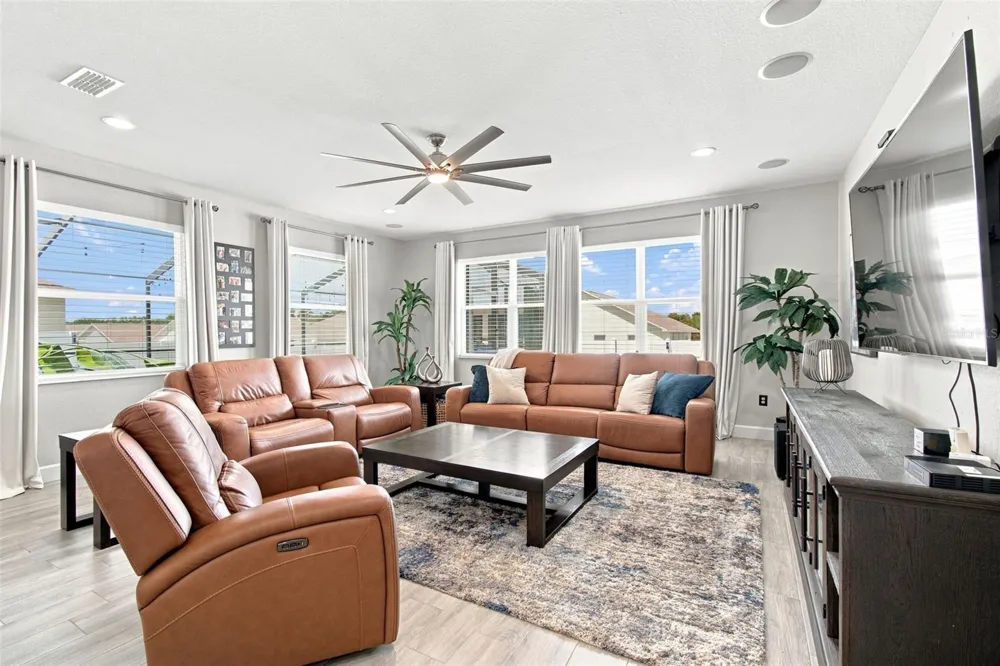1072 WOODLAND OAKS DRIVE Lakeland, FL 33813