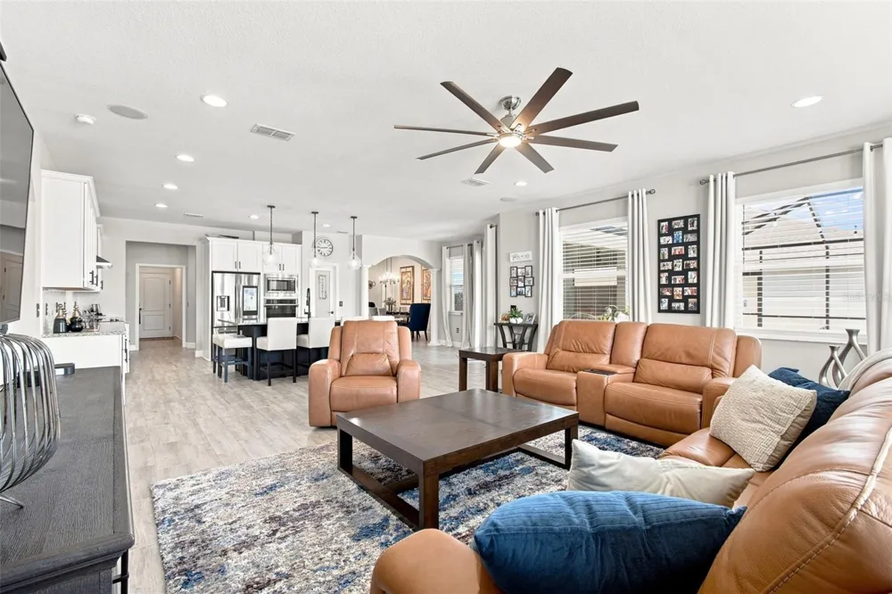 1072 WOODLAND OAKS DRIVE Lakeland, FL 33813