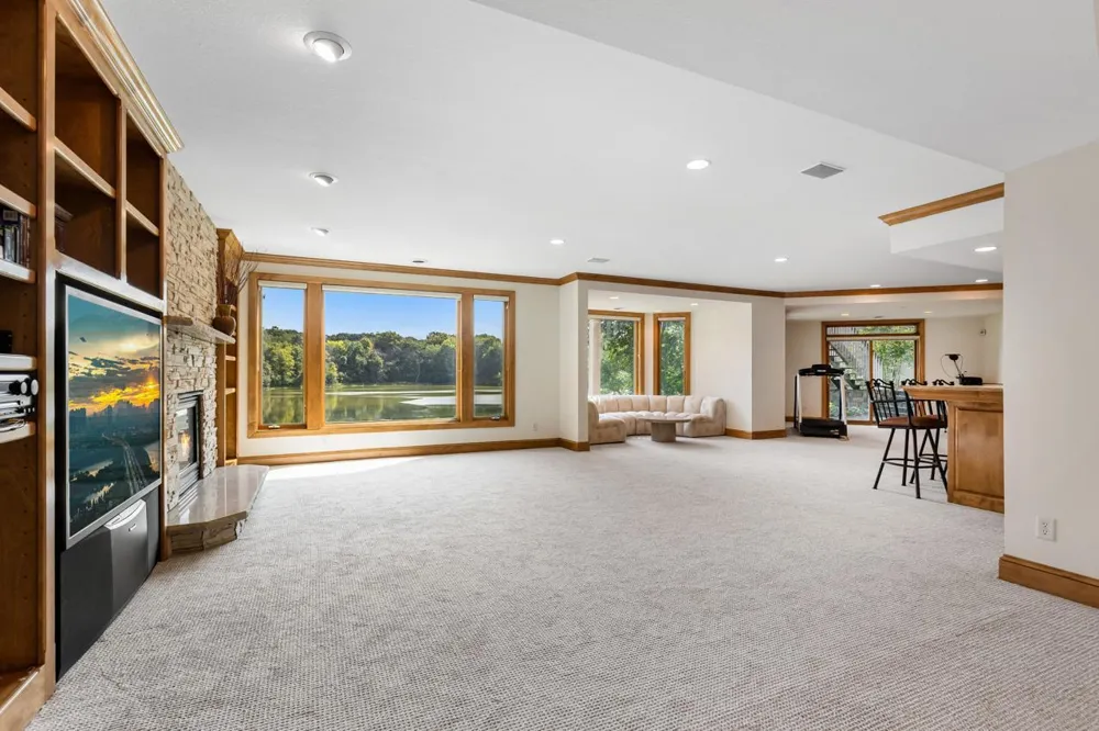 8665 Wynstone Pass Eden Prairie, MN 55347