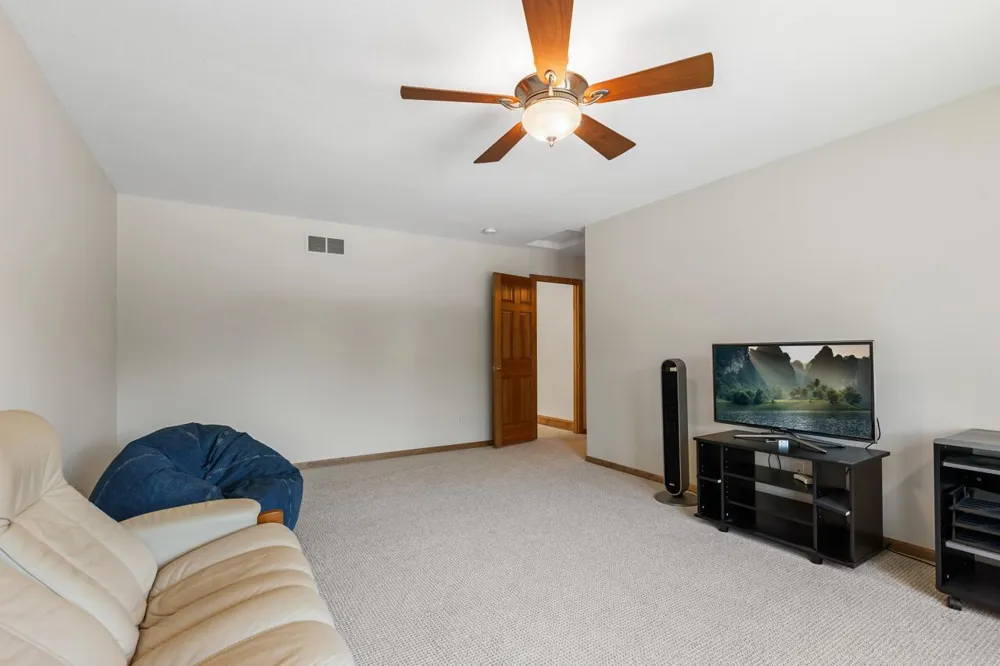 8665 Wynstone Pass Eden Prairie, MN 55347