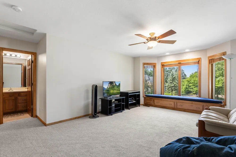 8665 Wynstone Pass Eden Prairie, MN 55347