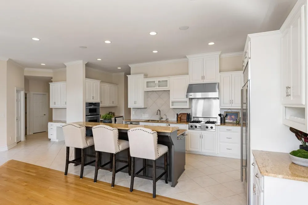 8665 Wynstone Pass Eden Prairie, MN 55347