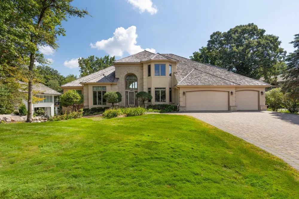 8665 Wynstone Pass Eden Prairie, MN 55347