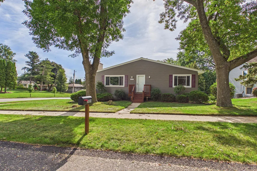 3024 Crescent Lane NW Rochester, MN 55901