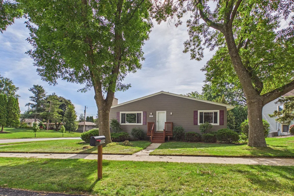 3024 Crescent Lane NW Rochester, MN 55901