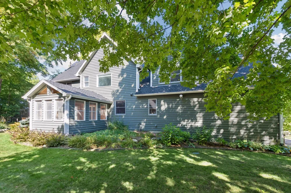 561 Bighorn Drive Chanhassen, MN 55317