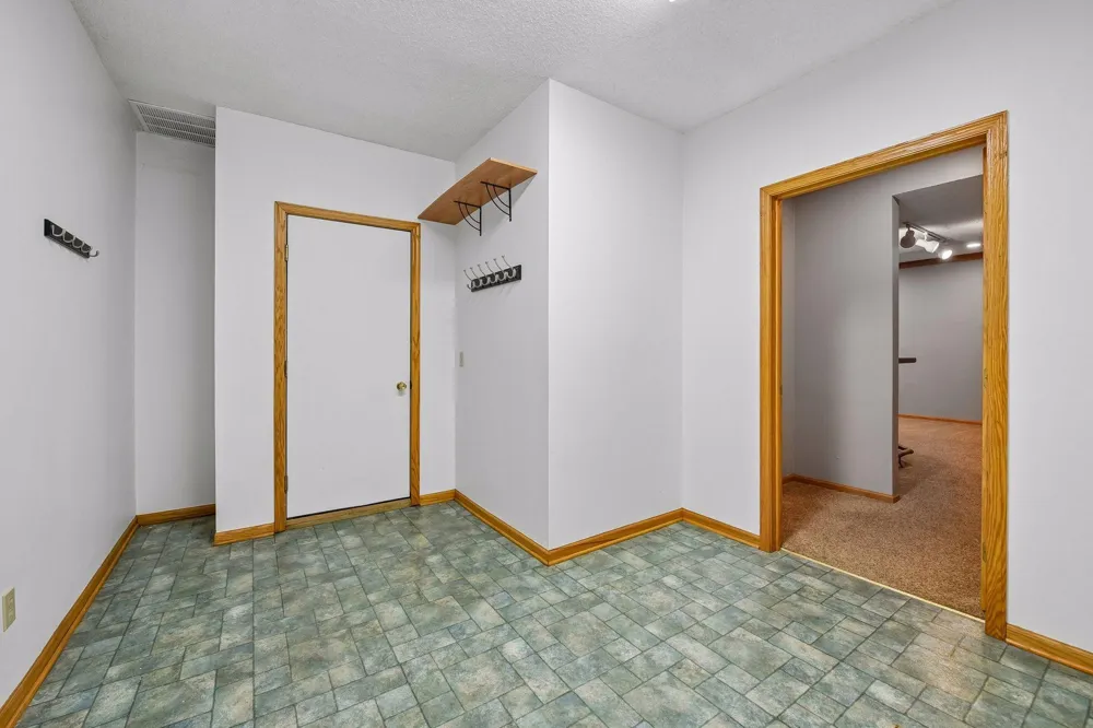 561 Bighorn Drive Chanhassen, MN 55317