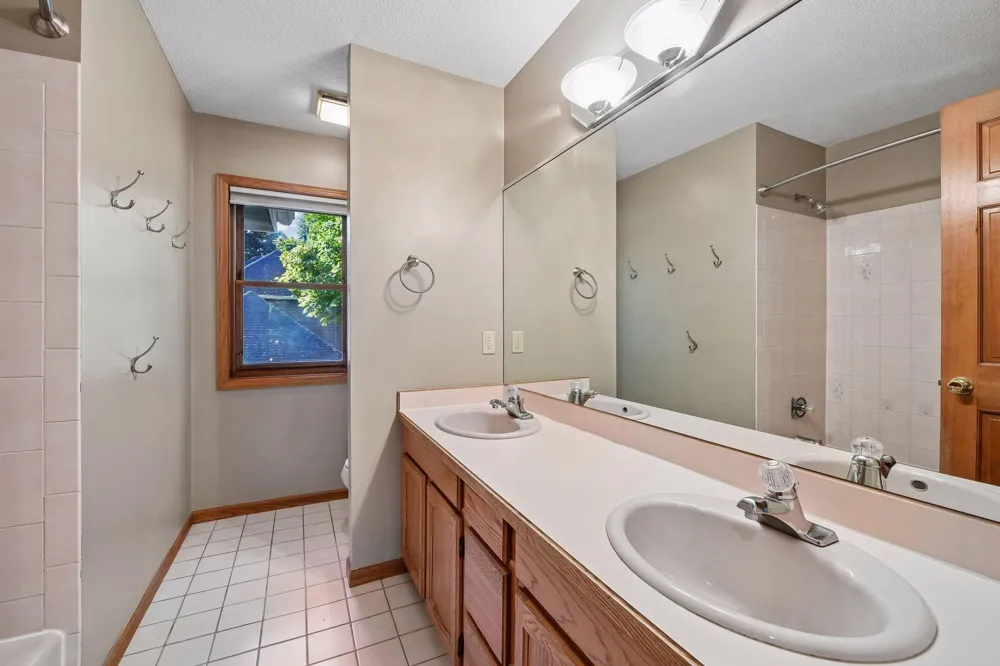 561 Bighorn Drive Chanhassen, MN 55317