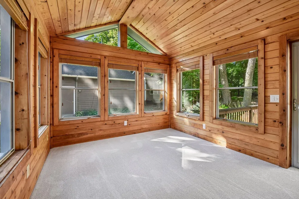 561 Bighorn Drive Chanhassen, MN 55317
