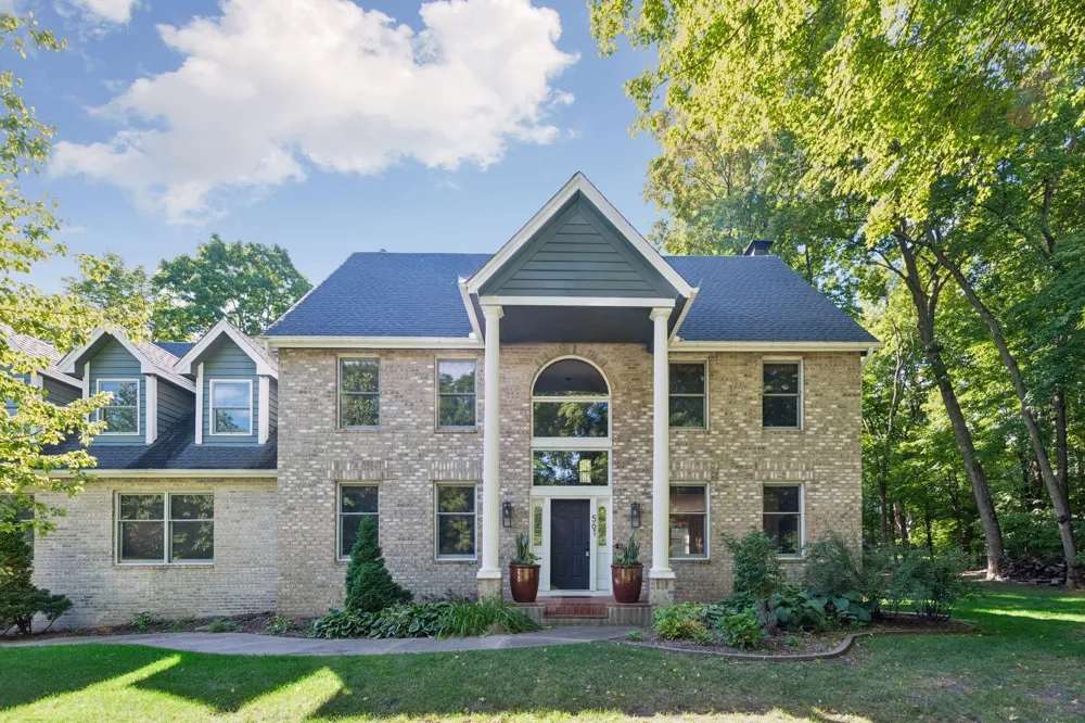561 Bighorn Drive Chanhassen, MN 55317