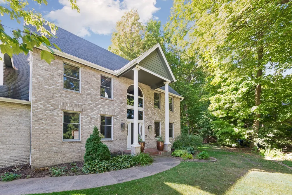 561 Bighorn Drive Chanhassen, MN 55317