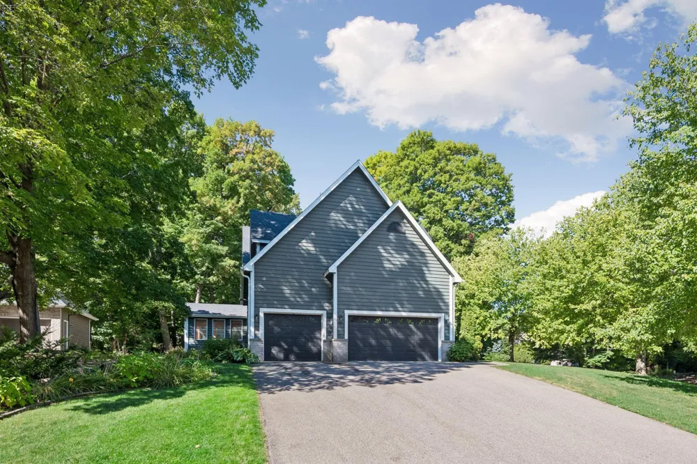 561 Bighorn Drive Chanhassen, MN 55317