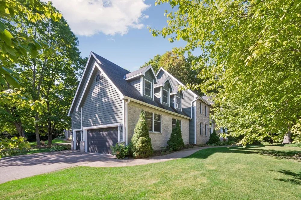 561 Bighorn Drive Chanhassen, MN 55317