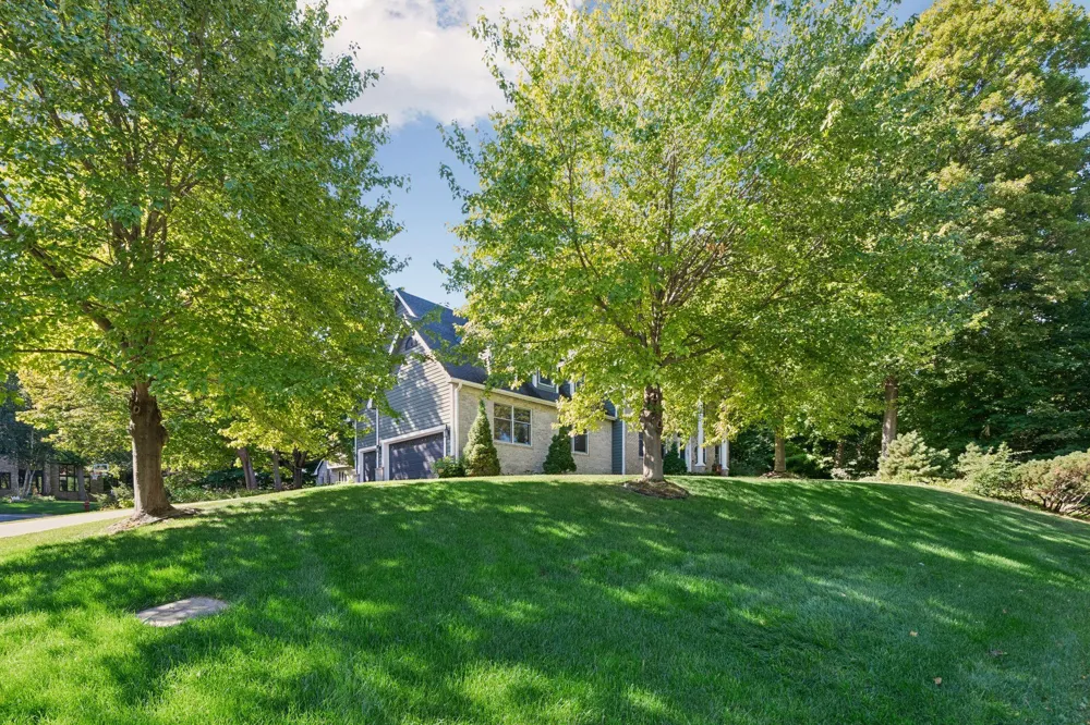 561 Bighorn Drive Chanhassen, MN 55317
