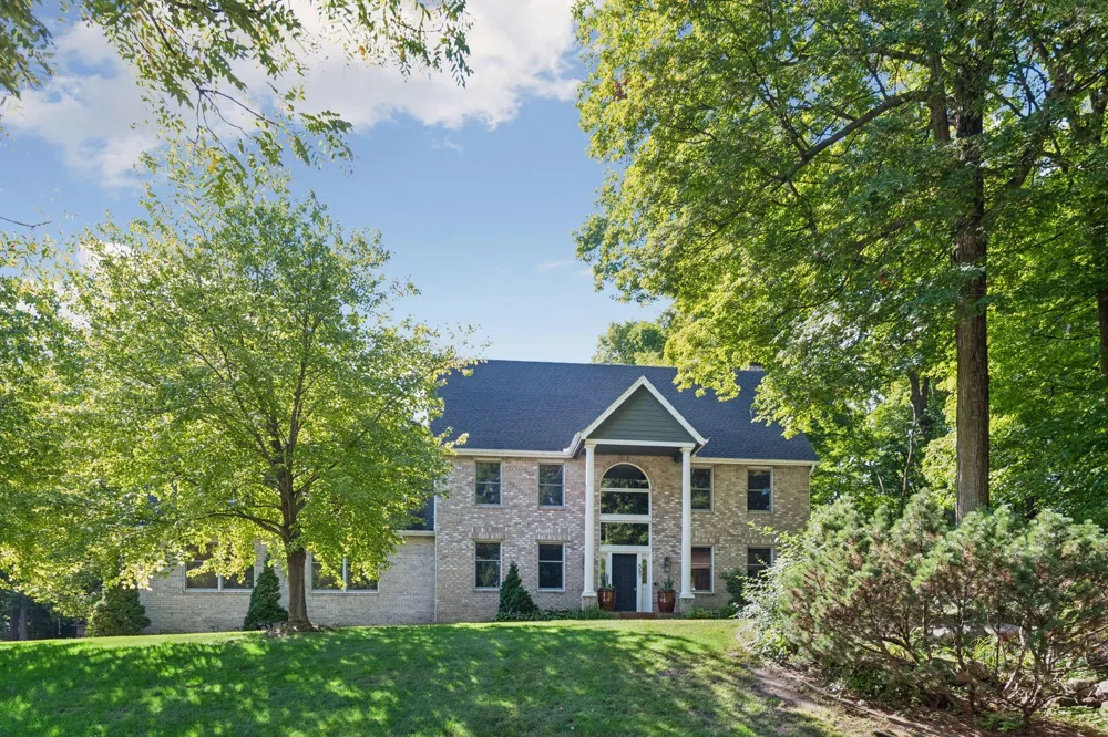 561 Bighorn Drive Chanhassen, MN 55317