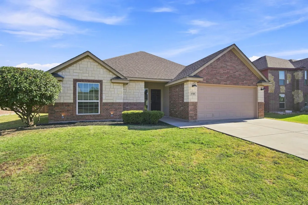 1720 Lakeway Drive Cleburne, TX 76033