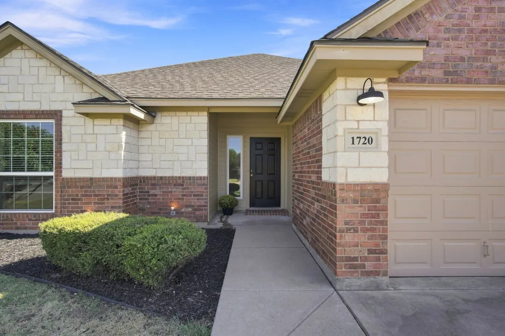1720 Lakeway Drive Cleburne, TX 76033