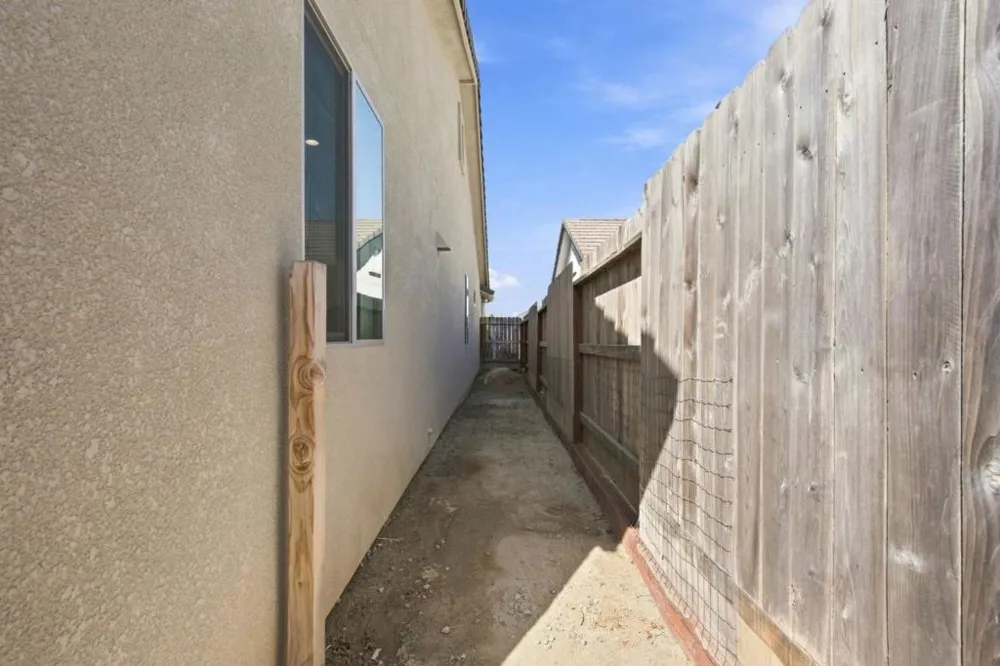 1261 Azalea Drive Hollister, CA 95023