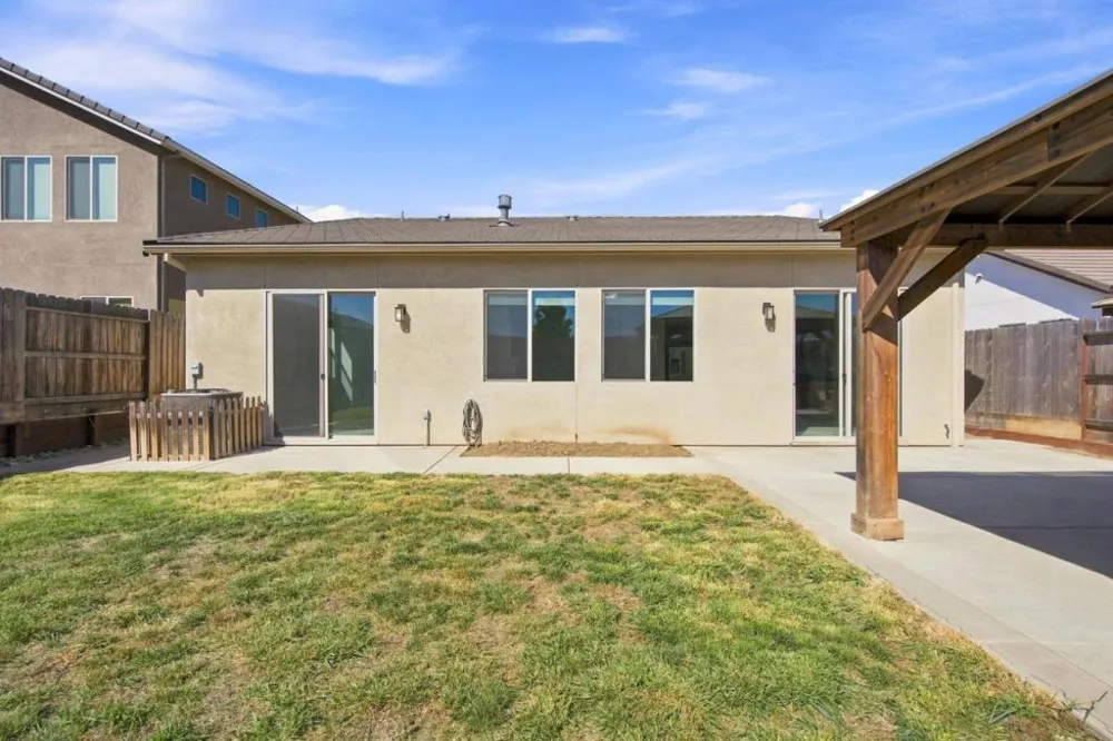 1261 Azalea Drive Hollister, CA 95023