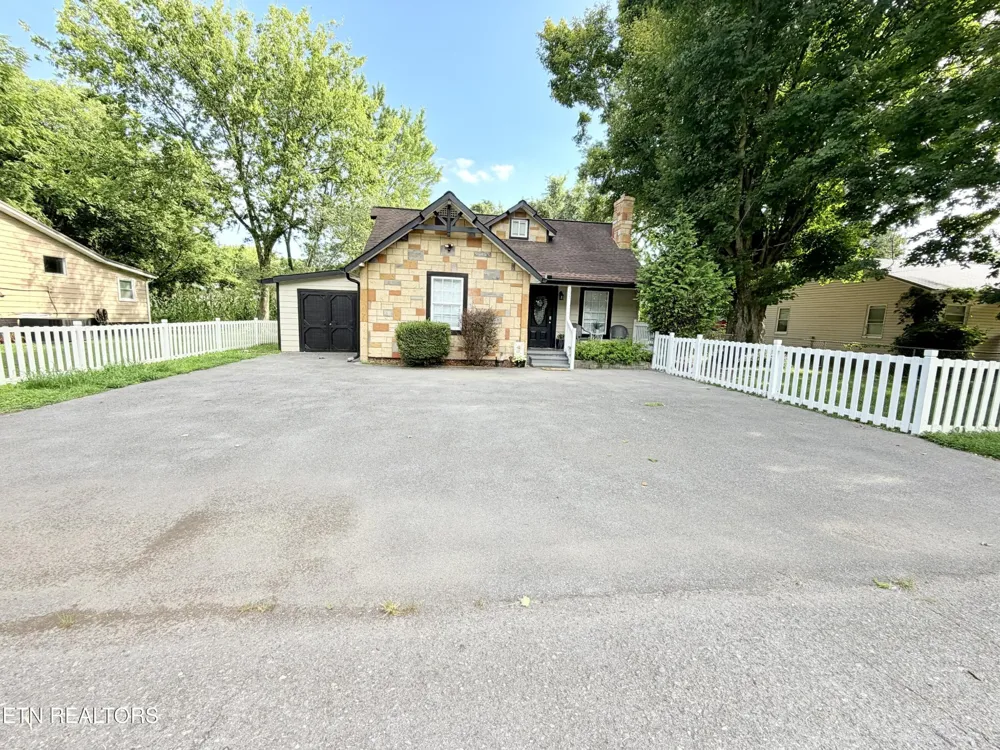 305 Jackson St Sevierville, TN 37862