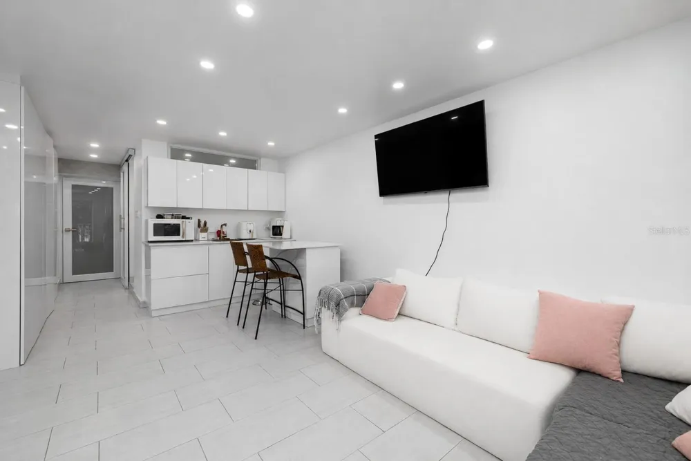 4633 AV. ISLA VERDE #L105 Carolina, PR 00979