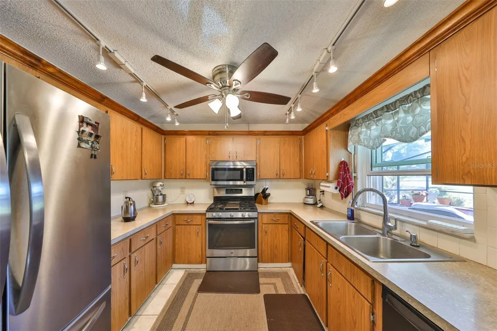 672 ALLEGHENY DRIVE Sun City Center, FL 33573