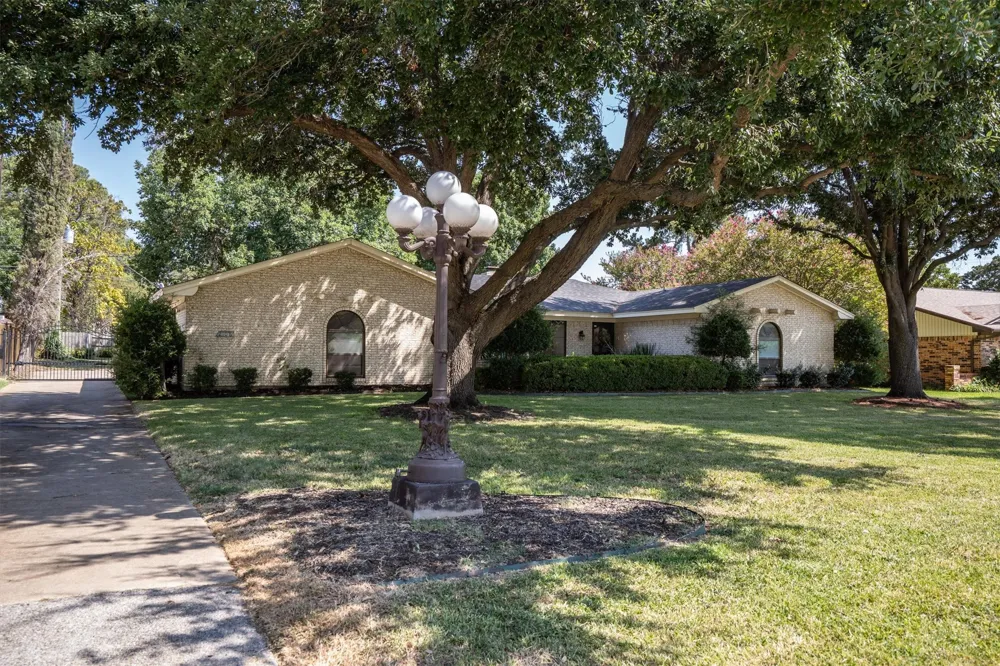 2108 Forest Hills Road Grapevine, TX 76051