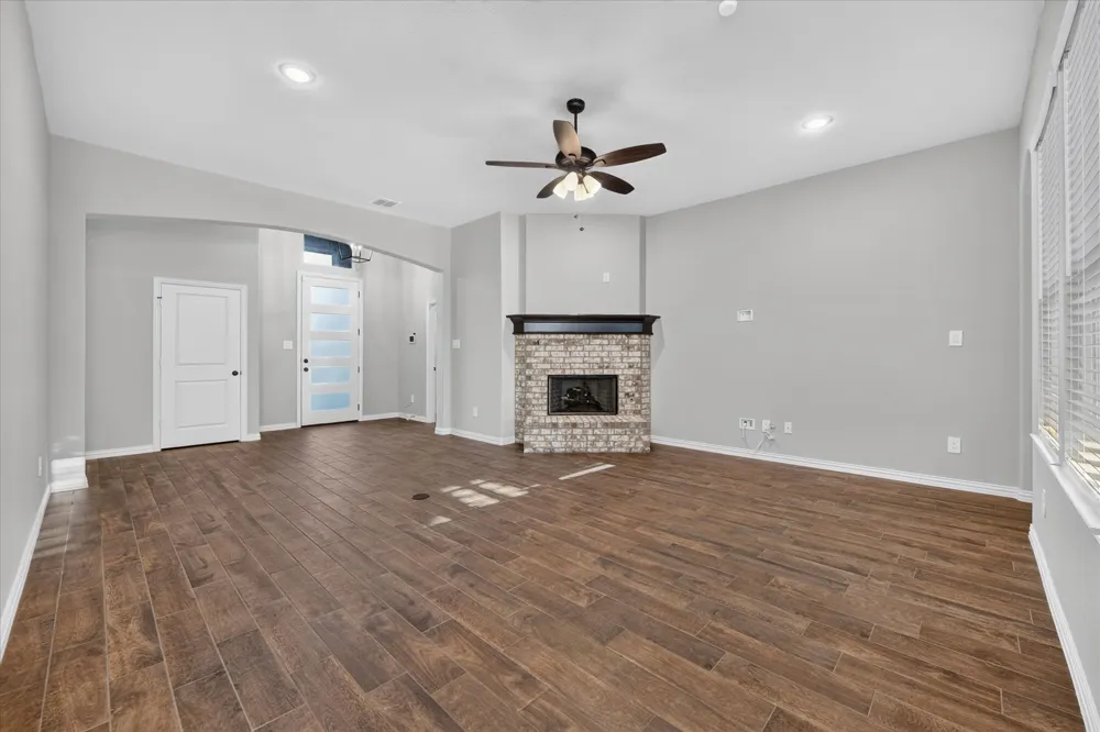 412 Brinkley Drive Saginaw, TX 76179