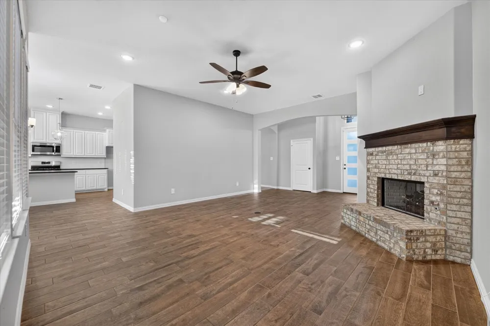 412 Brinkley Drive Saginaw, TX 76179