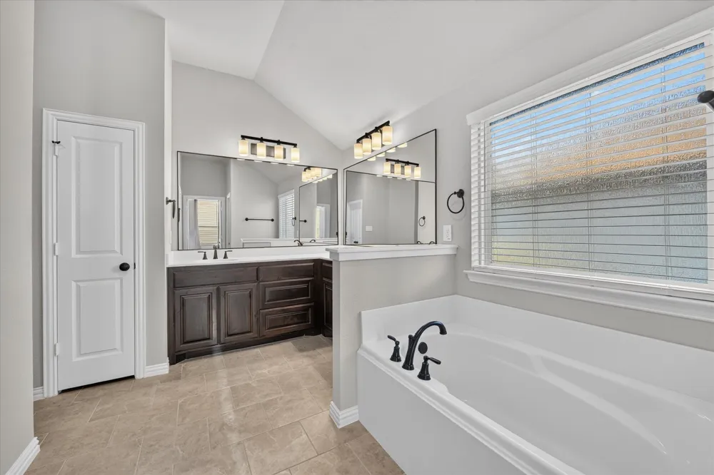 412 Brinkley Drive Saginaw, TX 76179