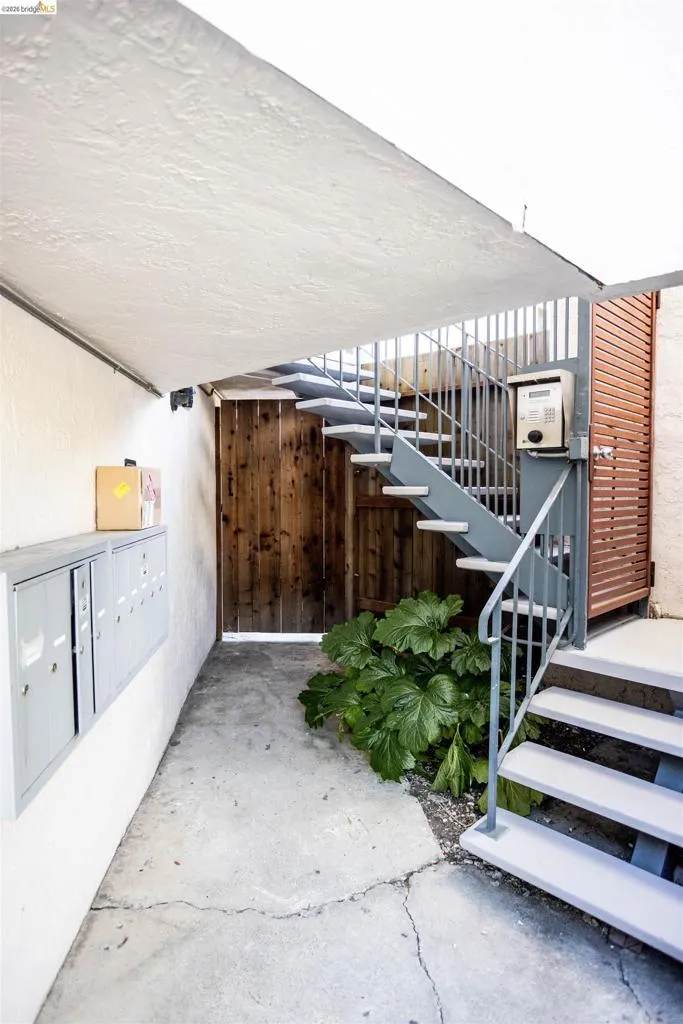 2120 GRANT STREET Alameda, CA 94703